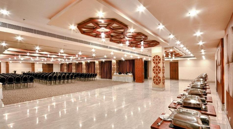 Advait Avalon Hotel&Banquets Sarkhej Extérieur photo