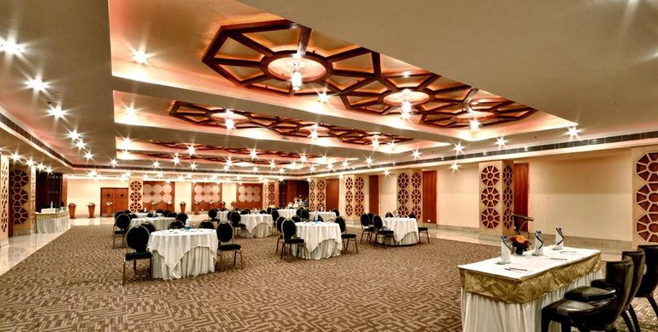 Advait Avalon Hotel&Banquets Sarkhej Extérieur photo